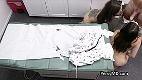 Lääkäri tutkii potilaan isoja tissejä sairaalahuoneessa