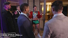 ما أحلى من غرباء ينيكون في حفلة عشاء مخيفة؟