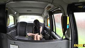 Rozkošná amatérka jazdi na kokote za peniaze vo falošnom taxíku