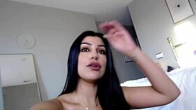 Dziewczyna z wielkimi cyckami drażni w majtkach, używając podwójnych wibratorów na OGROMNY ORGAZM