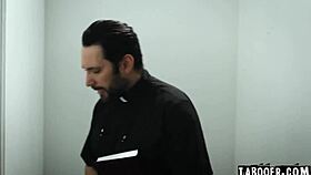 Да опитаме този дълбок анален масаж и да видим как се чувства 😏