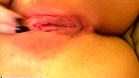 性感18+少女18+当众手指她湿润的骚逼，该死