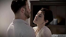 בחור שוטח מילף בזמן שאשתו צופה בסמוך בסוד