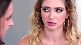 Podívej, jak hračkám pěstí nedotčenou prdel kamarádky!