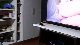 מילף מתאננת בזמן צפייה בפורנו ומקבלת זריקות זרע גדולות על הגוף