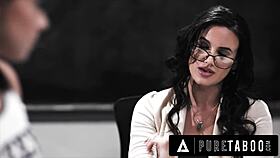 Taboe maagdelijke cheerleader Sophia Burns laat stiefzoon haar kont neuken voor een cijfer