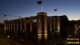 Åh man, jag är bunden och rövknullad i den här vilda kinky-gruppen med min trimmande fitta piskad hårt av mistress!