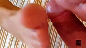 Gadis muda dewasa dipaksa anak haram bapa beri footjob ganas