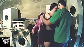 Entre platos sucios, quieres follarme por detrás en este caos?