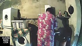 Entre platos sucios, quieres follarme por detrás en este caos?