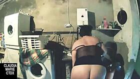 Entre platos sucios, quieres follarme por detrás en este caos?