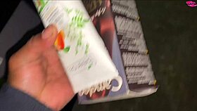 Britské CFNM holky třou a cucají šťastný čurák, femdom skupinový handjob s brýlemi a výstřikem