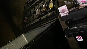 Britské CFNM holky třou a cucají šťastný čurák, femdom skupinový handjob s brýlemi a výstřikem