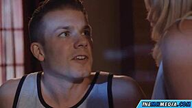 Séduit par MILF mûre désespérée seins naturels accroché vite