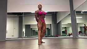 Huge ripped female bodybuilder tears her clothes