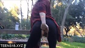 Hey, se denne risikable teen 18+ 18+ squirt i det offentlige!