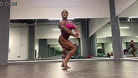 Huge ripped female bodybuilder tears her clothes