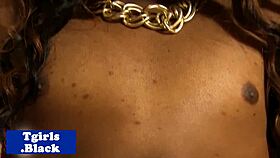 クラシーブラックシーメールがソロでジズを垂らして誘惑