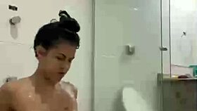 i'm bia hot morena, masturbatin with the shower jet, feels so good