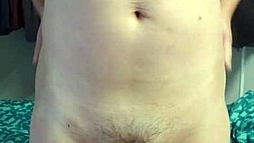 Hé mec, regarde ce garçon gay sexy en sous-vêtements moulants