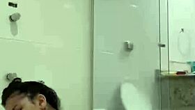 i'm bia hot morena, masturbatin with the shower jet, feels so good