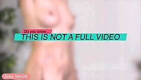 jeny smith odottaa ja kiusoittelee miestä ilman housuja