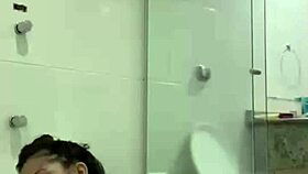 i'm bia hot morena, masturbatin with the shower jet, feels so good