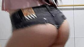 latina amateur twerking her sexy ass like a prostitute 😏🍑