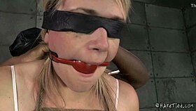 Hei iubito, de ce e blondă dulce legată în garaj? O pedepsesc cu jucării și biciuri pentru orgasme intense!