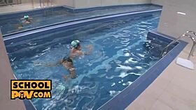 Estudiante sexy Anna Rose folla entrenador natación en POV