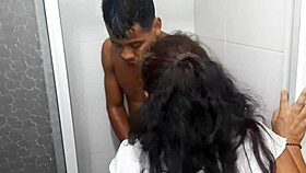 mi madrastra latina me interrumpe en el baño y me chupa el pussy como una perra hardcore