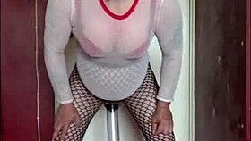 Přijď mi ošukat prdel zatímco polykám vlastní čůrek, říká crossdressující gay Mark Wright v ponížené anální vstřebávání