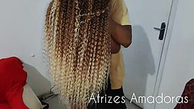 CONHECI UMA JOVEM LOIRA DE CABELO CACHEADOS LEVEI PARA CASA E METI NO CU DELA