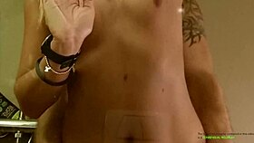 Tatăl vitreg o futute brutal pe fiica vitregă în baie de hotel cu sex dur și creampie riscant