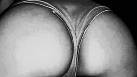 더러운 스텝맘 박아. 밤에 그의 방에 몰래 들어가 쥬시한 보지와 냄새나는 발로 유혹.