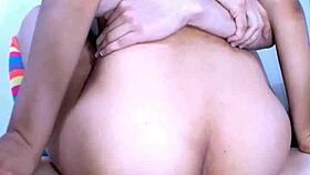 Pequena colegiala caliente con estrecho coño consiente padrastro hasta terminar adentro