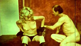 Donker Londen Vintage: Taboe momenten met stiefmoeder alleen thuis