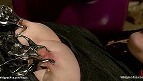 Stor arsle lesbisk bunden hårt och arsle piskad i kinkig lezdom anal