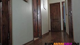 Harley Dean upognjena za intenzivno medrasno doggystyle nabijanje