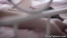 مؤخرة ضيقة لفتاة تُكسر من رجل أكبر