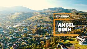 Hermosa latina muestra sus bragas rojas calientes.