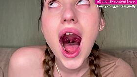 Do you like it when girls show their tongues? 😋