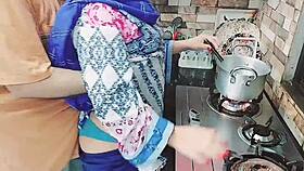 अहह, मजबूर कर रहा हूँ मेरी शाई देसि आंटी को किचन में