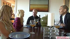 Tři chlapi vyměňují ženy za deepthroat a dvojitou penetraci na párty