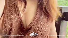 Fata indiană grasuță desi se dezbracă afară cu țâțe mari