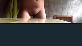 Chica Se Graba En El Baño Mostrando Grandes Tetas Y Culo