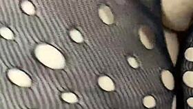 Cougar insegna alle teen lesbiche il gioco con il dildo