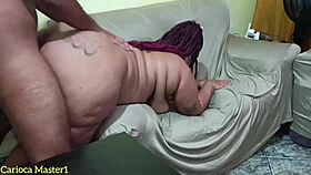 Baise chaude sur canapé du beau-papa avec sperme dans bouche