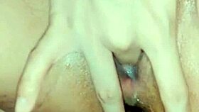 أخت تنفجر رذاذاً من النشوة في جلسة إصبع عنيفة