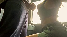 Trenlerde yabancı kadınların el işi derlemesi